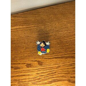 Disney pin Mickey Mouse souvenir blue circle dots happy pose white buttons